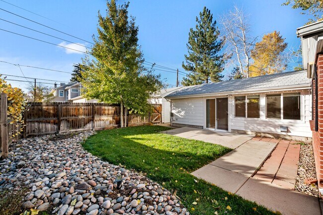 Building Photo - Beautiful Observatory Park Three Bedroom!