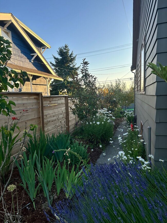 Foto del edificio - 5225 36th Ave SW