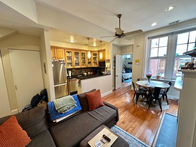 Building Photo - Dupont's Tree Lined Church Street 2 bedroom/1Bath Condo with Deck and Parking!