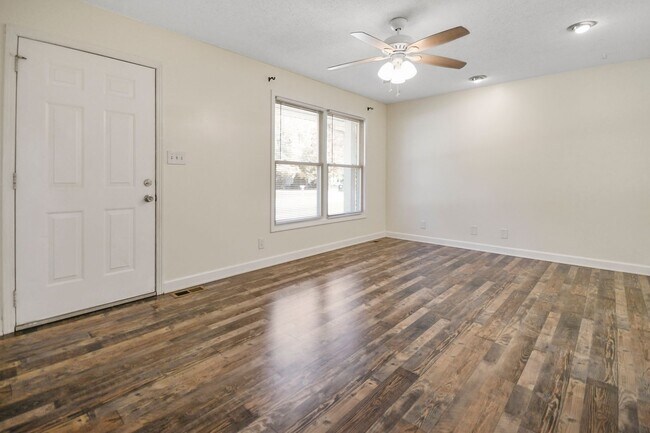 Foto del edificio - Updated Three Bedroom!