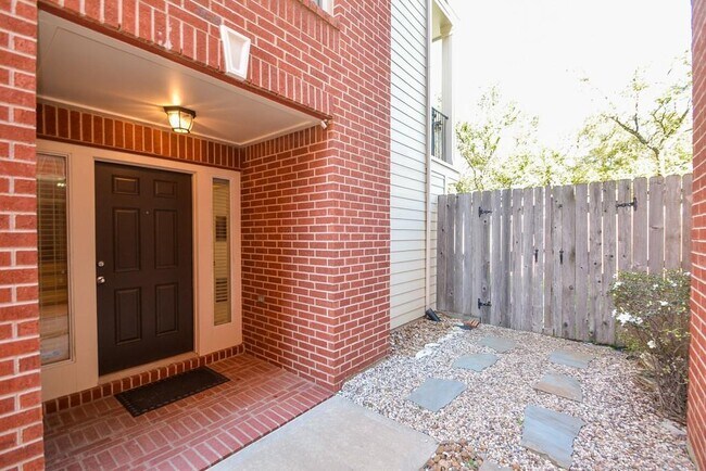 Foto del edificio - 910 E Heights Hollow Ln