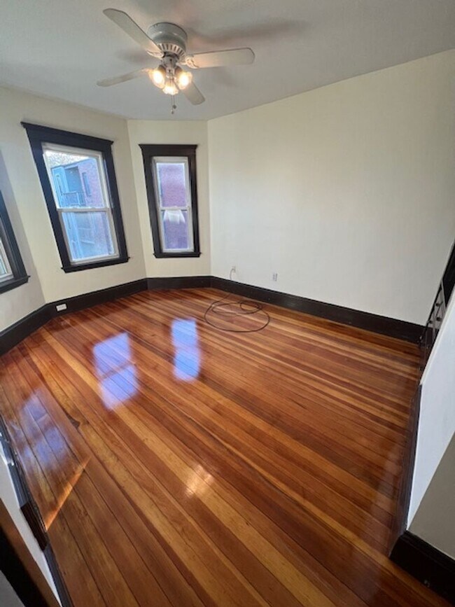 Foto del edificio - Third Floor 3 Bd 1 Bath Near JFK T Station w/ In Unit Laundry!