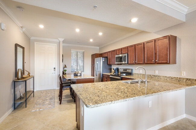 Open kitchen with breakfast bar - 16904 Vardon Ter