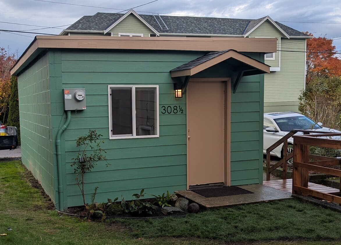 Frente del estudio - 308 1/2 5th Ave S