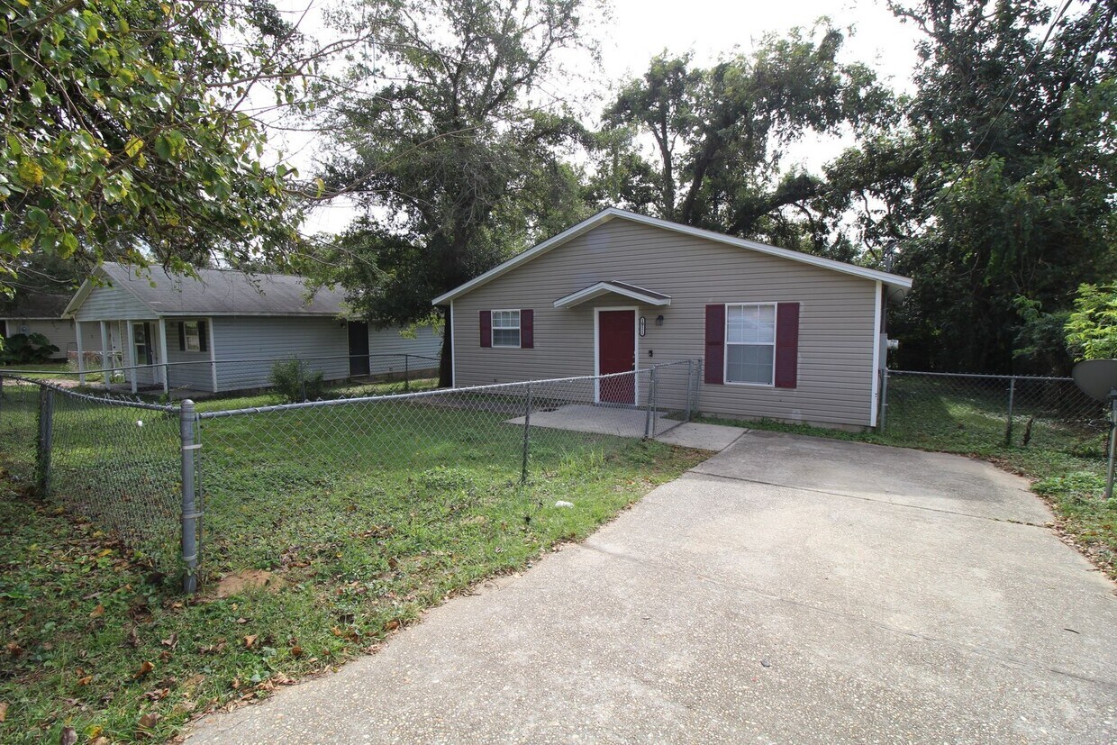 Foto principal - Remodeled 3BR/1BA Home – Fresh Paint, Upda...