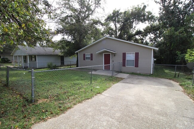 Building Photo - Remodeled 3BR/1BA Home – Fresh Paint, Upda...