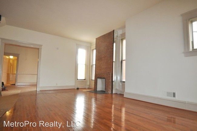 Building Photo - 4 br, 2.5 bath House - 933 E. 49th Street