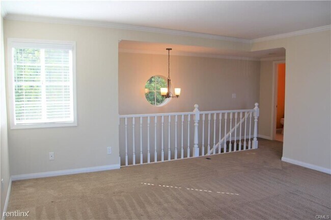 Building Photo - 2 br, 1.5 bath Condo - 660 W 29th St Apt 2