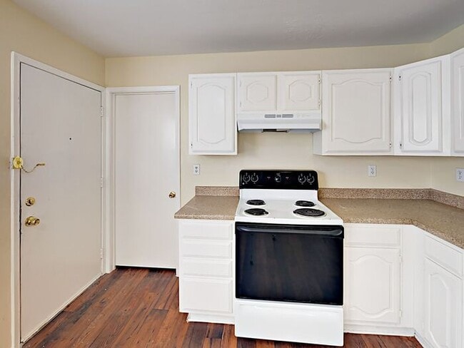 Building Photo - No Application Fee* Plus $250 Off First 2 ...