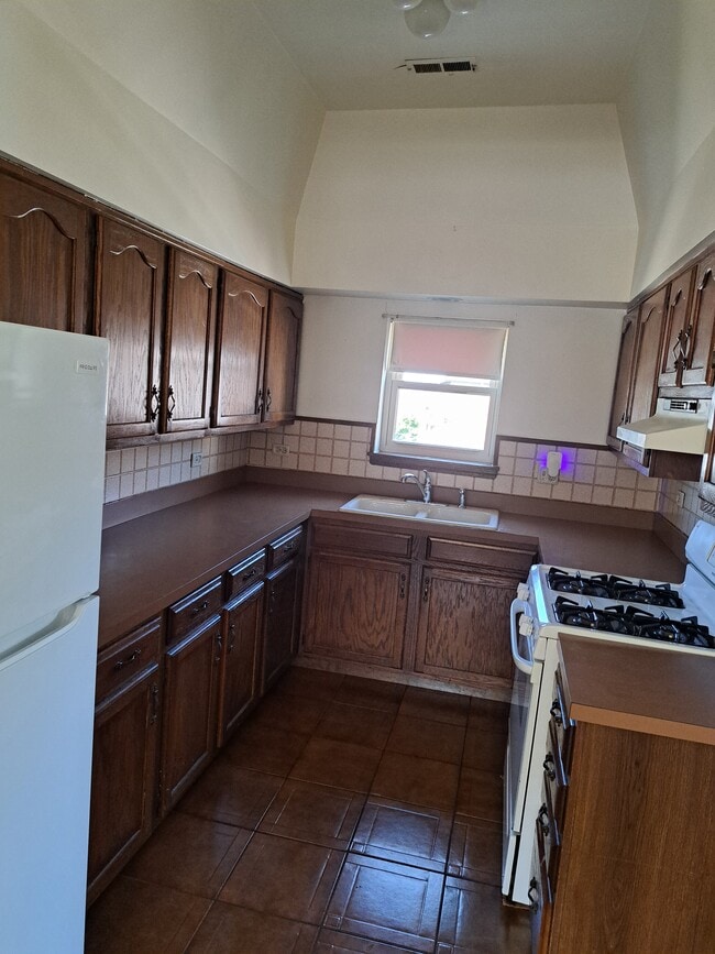 Building Photo - 3621 S Lituanica Ave