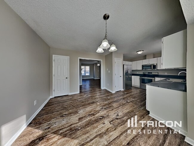 Building Photo - 1004 Spruce Dr