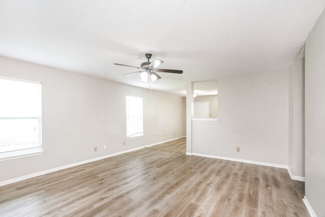 Building Photo - 8623 Bluff Point Dr