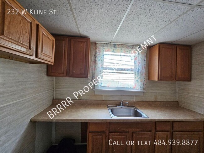 Building Photo - 232 W Kline Ave