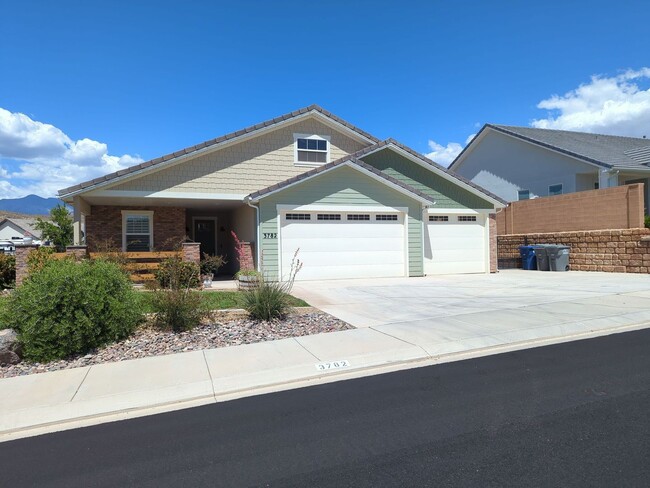 Foto del edificio - Spacious 3 Bedroom 3 Bathroom Home with Bo...