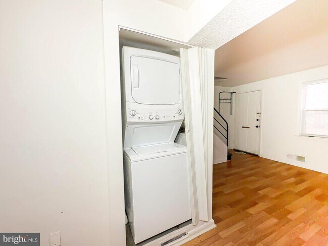 Building Photo - 2529 Iverson St