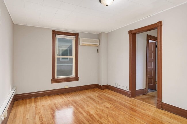 Building Photo - 375 Erie St