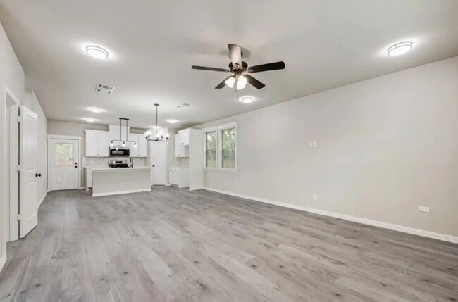 Foto del edificio - 5612 Black Pine Cir