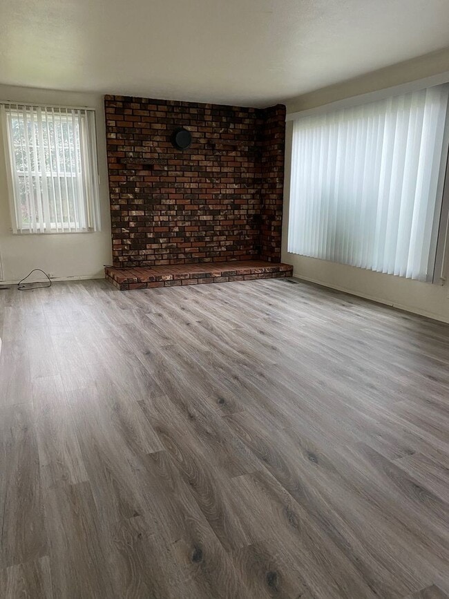 Building Photo - Great Shadle Home