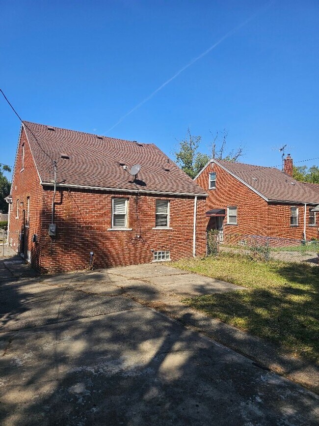 Building Photo - 19346 Revere St