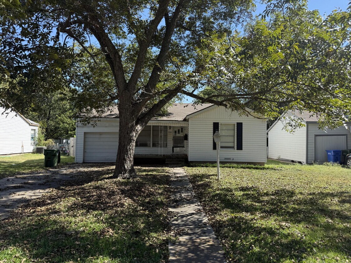 Building Photo - 3920 Maple Ave