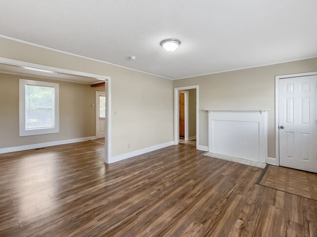 Building Photo - Available Now!!! 4 Bed, 2 Bath Home Close ...