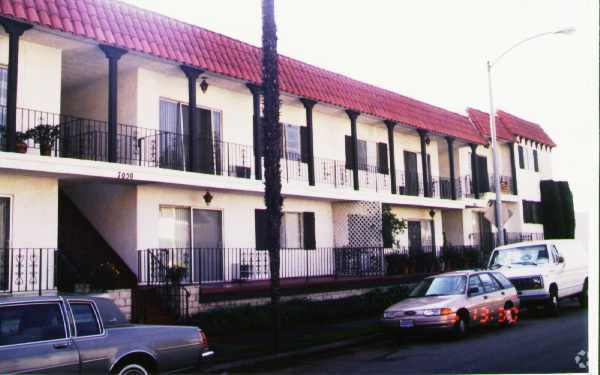 Primary Photo - 7050-7059 Waring Ave