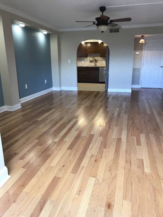 spacious living area with hardwoods - 2012 Sherwood Dr