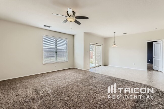 Foto del edificio - 1307 Hidden Valley Dr
