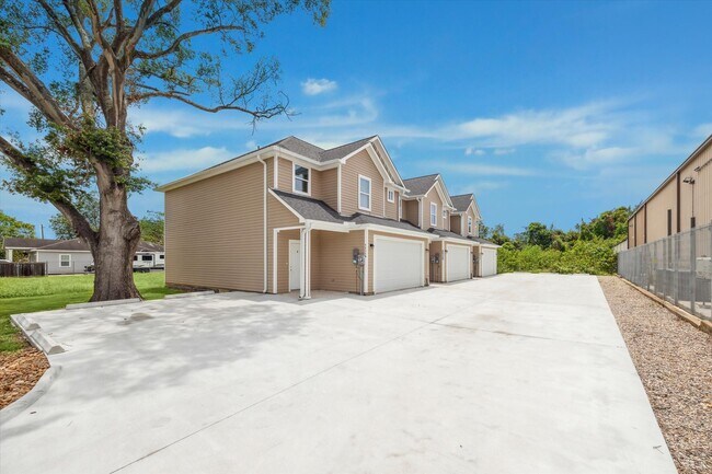 Foto del edificio - 4834 Pine Ave
