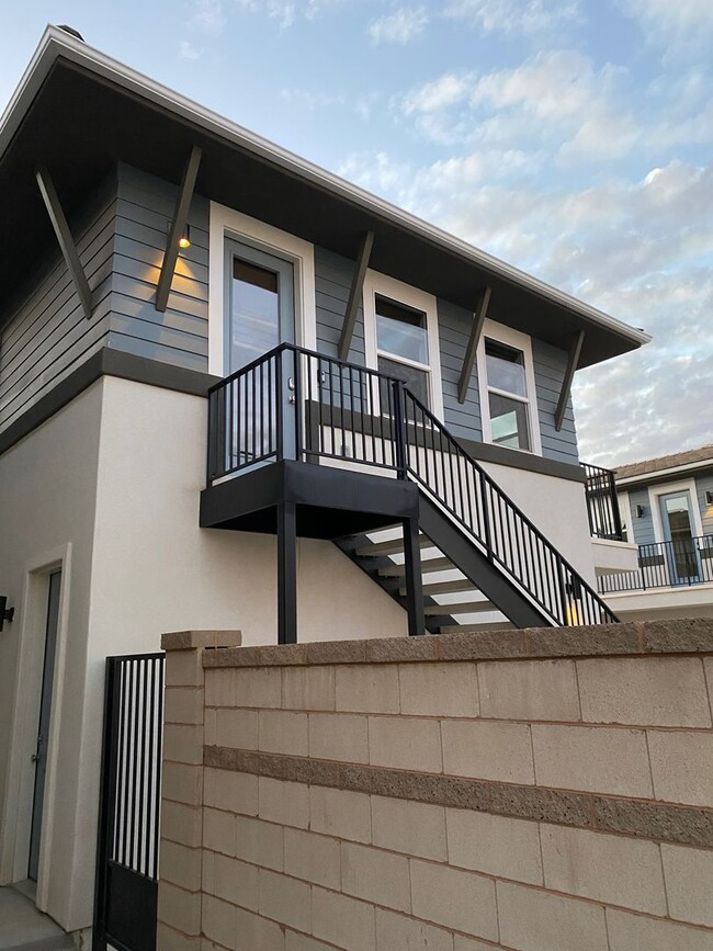 Building Photo - Newer Fully Furnished Private Studio Casit...