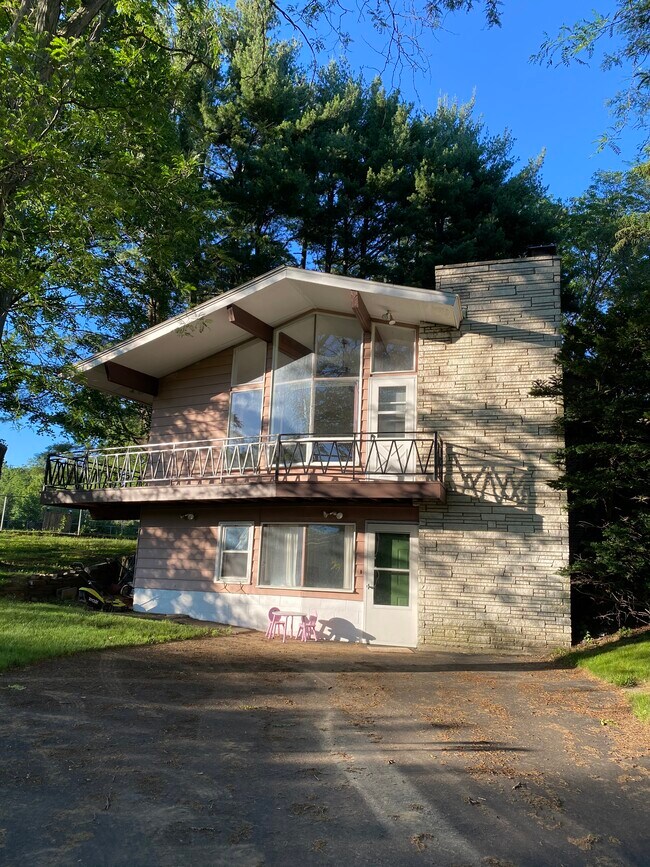 Building Photo - 661 Watervliet Shaker Rd