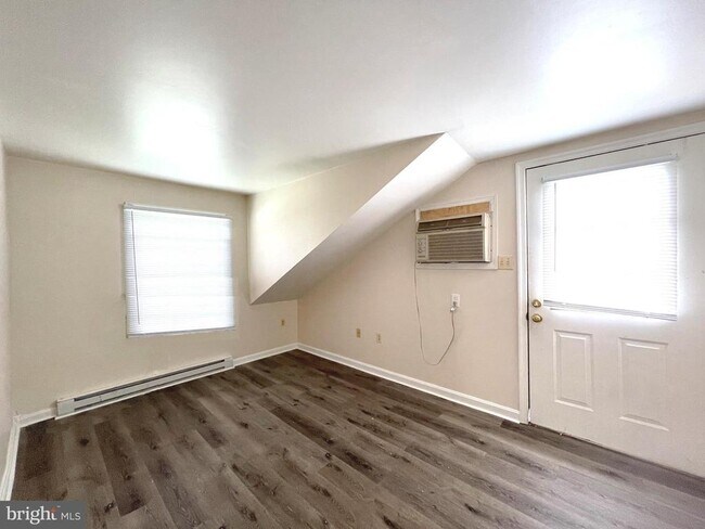 Foto del edificio - 490 Coster Rd