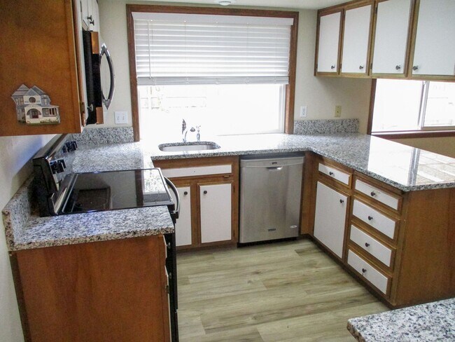 Foto del edificio - West Salem Home with Attached Two Car Gara...