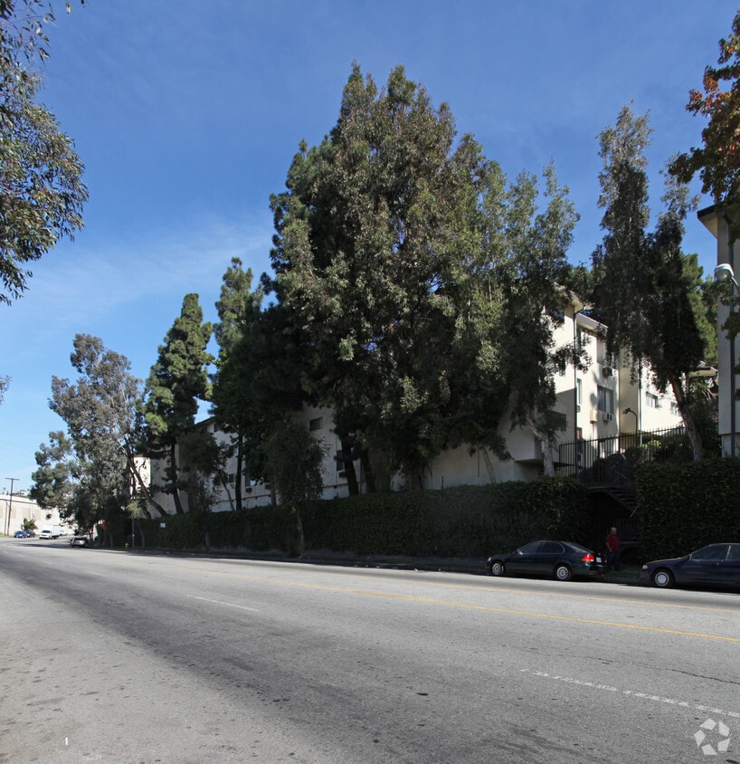 Woodbridge Village Apartments - Woodbridge Village Apartments - 1900 N. MARIANNA AVE.