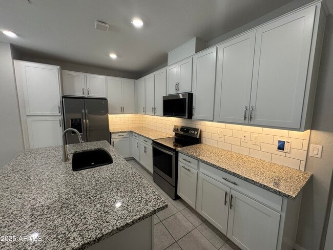 Building Photo - 775 E Furness Dr