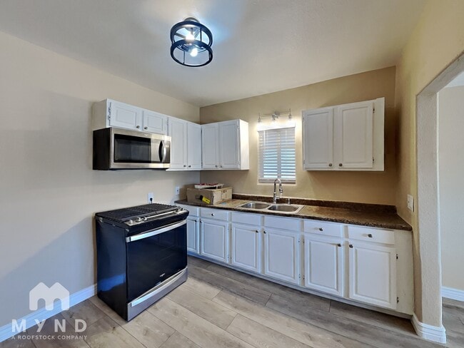 Building Photo - 271 Dakota St