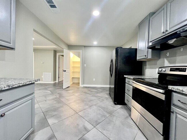 Building Photo - 13345 Davida Dr