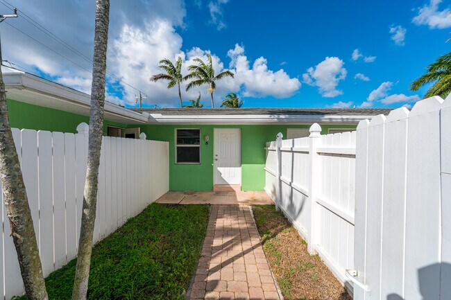 Foto del edificio - 740 NE 13th Ct