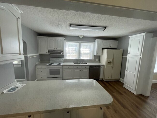 Foto del edificio - 4 Bedroom 2 bath home with garage in beautiful downtown Graham!