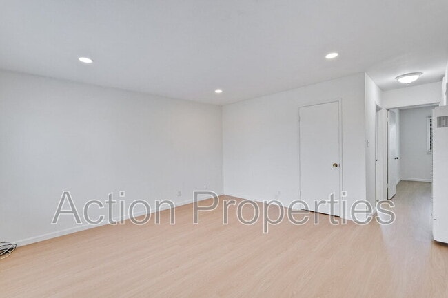 Building Photo - 709 6th Ave