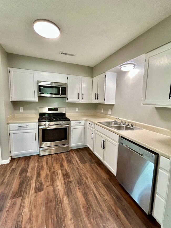 Building Photo - 850 N Lola Ln