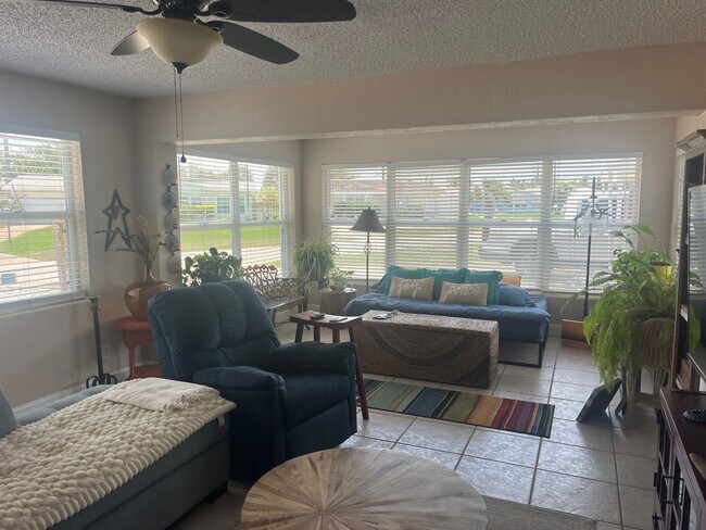 Building Photo - Beach Side Bungalow