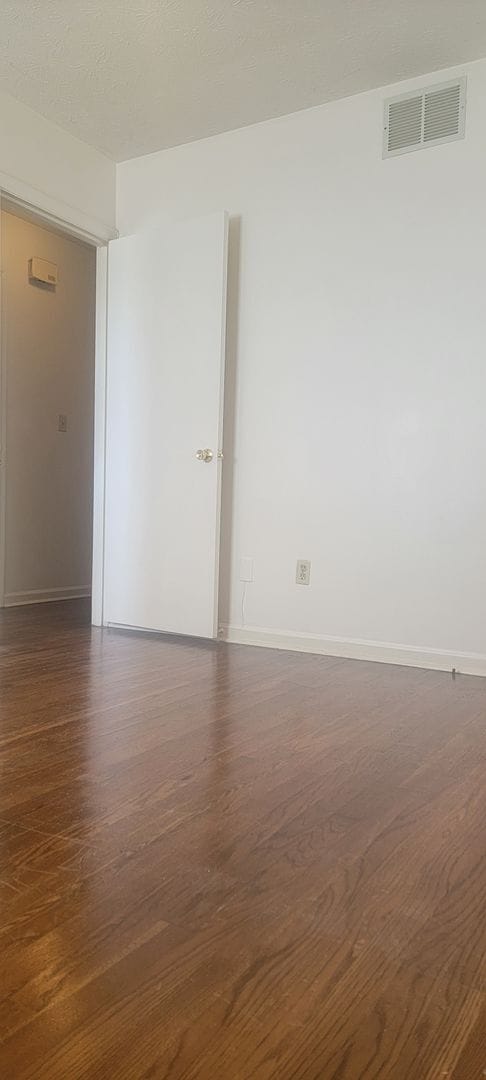 Building Photo - One Level Living - 2 Bedroom Duplex