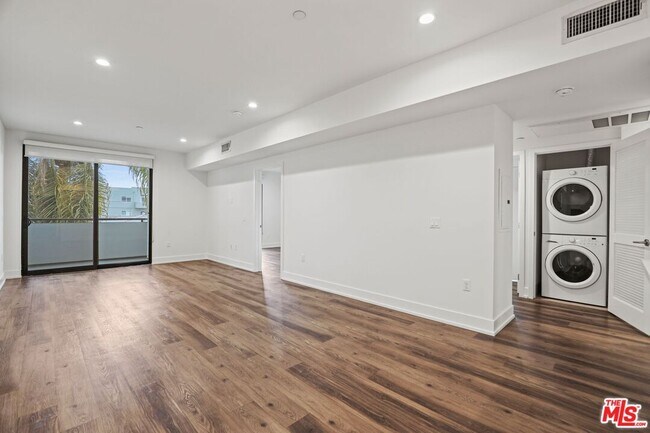 Building Photo - 129 S Kings Rd