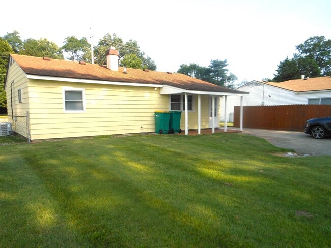 Building Photo - 2111 Maplehurst Ave