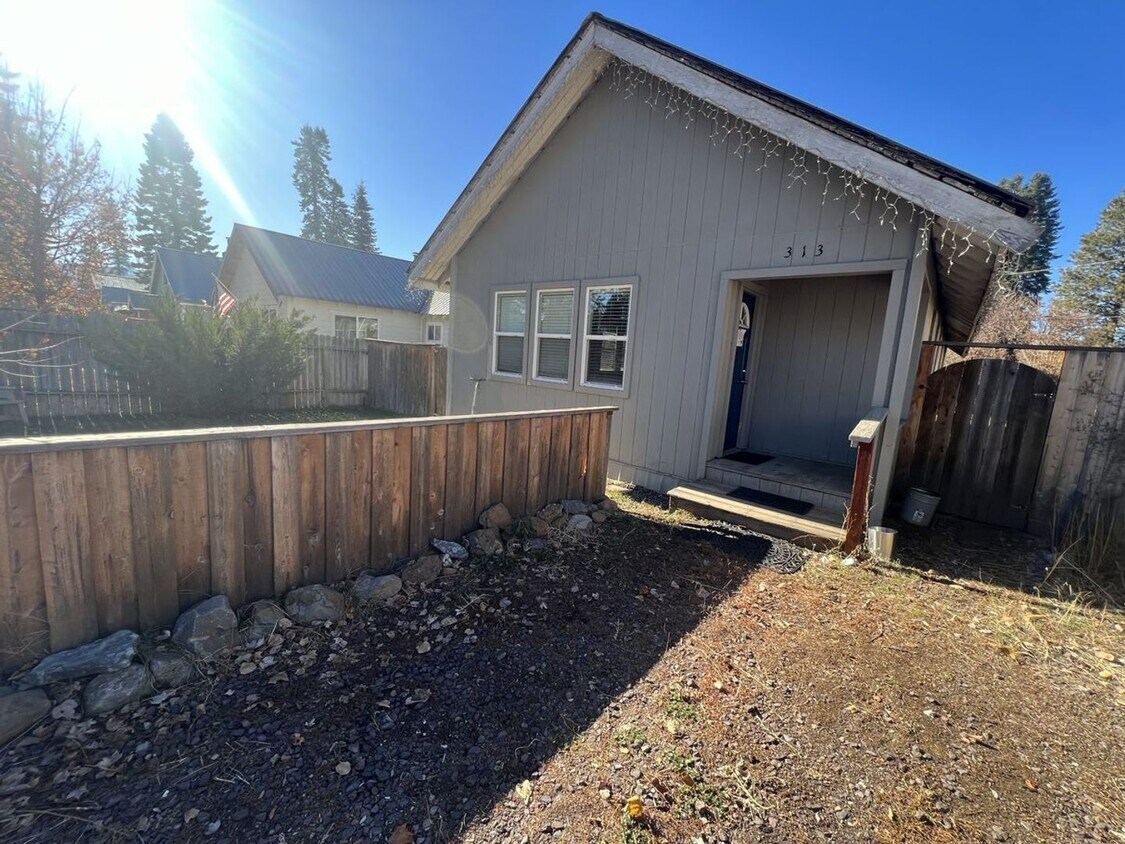 Primary Photo - Charming 2 bedroom, 1-bathroom home locate...