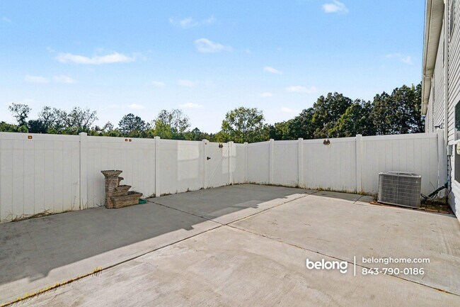 Foto del edificio - 447 Tayberry Ln