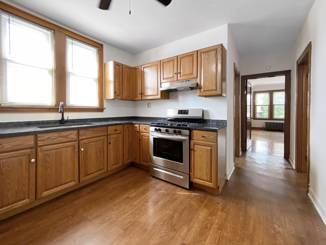 Primary Photo - 5619 W Ainslie St