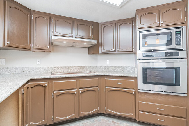 Building Photo - 3605 N Torrey Pines Dr