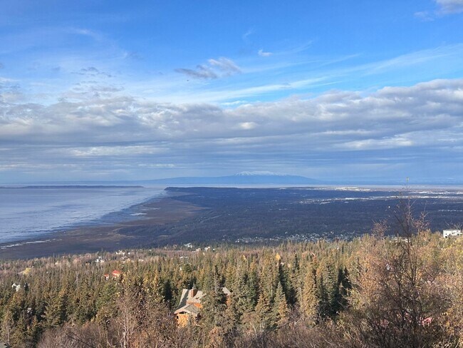 Building Photo - Custom Home with Amazing Views